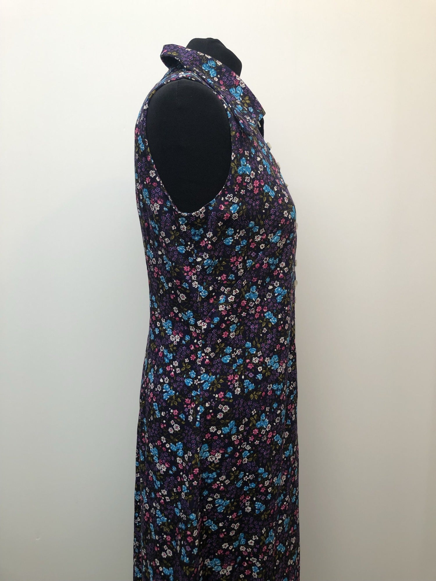 womens  vintage  Urban Village Vintage  urban village  purple  maxi dress  long length dress  floral dress  dress  button front  back zip  70s  1970s  12