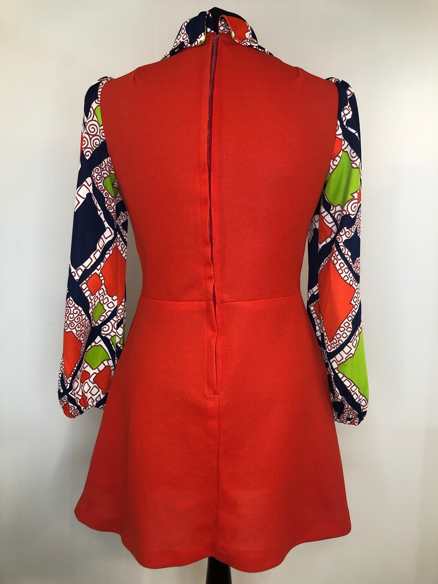 zip  womens  vintage  Urban Village Vintage  urban village  retro  red  print dress  multi  MOD  long sleeve  high neck  dress  collared dress  collared  collar  big collar  Beagle collar  beagle  balloon sleeves