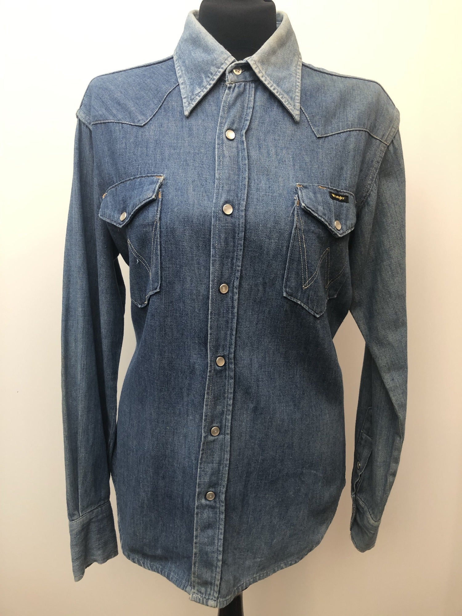 wrangler  womens shirt  womens  vintage  Shirt  jean  jacket  indigo  fitted  denim  blue  70s  1970s  16 urban village vintage