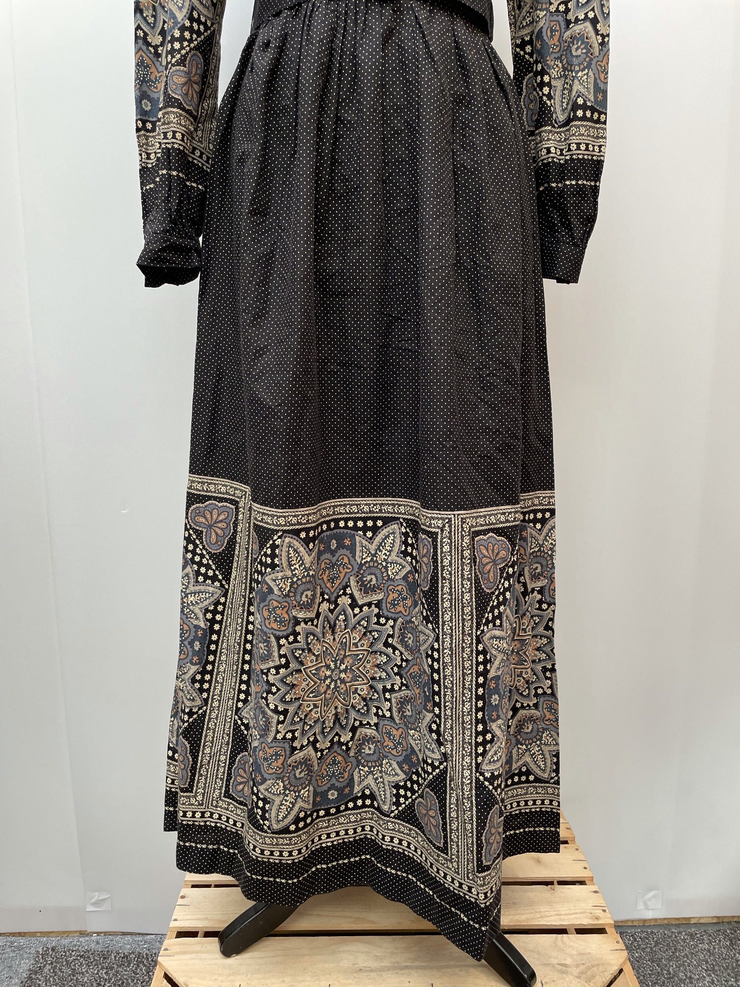 womens  waist belt  vintage  Urban Village Vintage  urban village  sleeves  sleeve  Paisley Print  paisley inspired  paisley  maxi dress  maxi  long sleeves  dress  collared dress  button up  button front  button  boho  bohemian  black  Berketex  belted dress  70s  1970s  12
