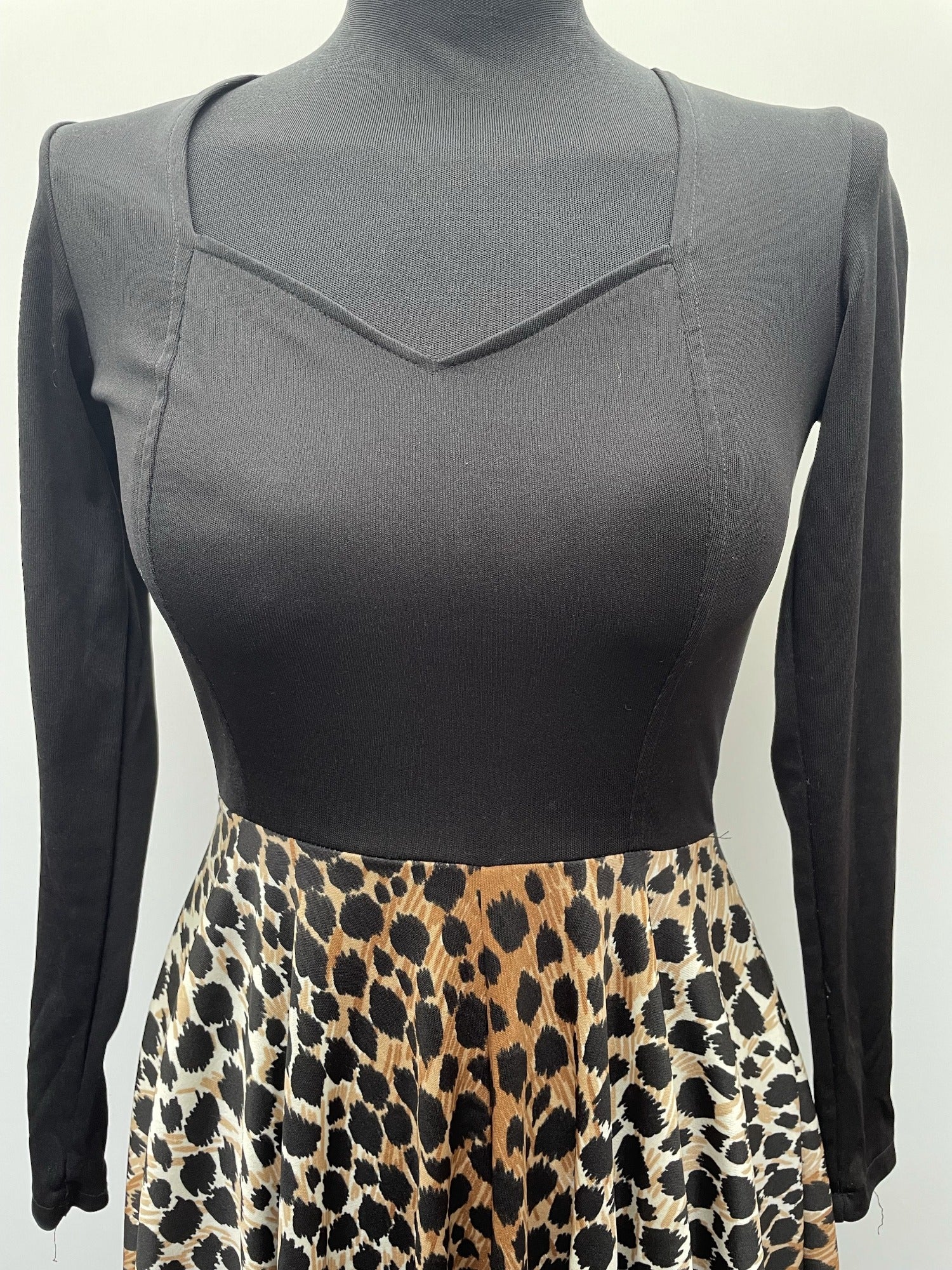 womens  vintage  v neck  Urban Village Vintage  stretch fabric  retro  patterned dress  midi dress  midi  long sleeve  long dress  elasticated  dresses  dress  cheetah print  70s  1970s  12