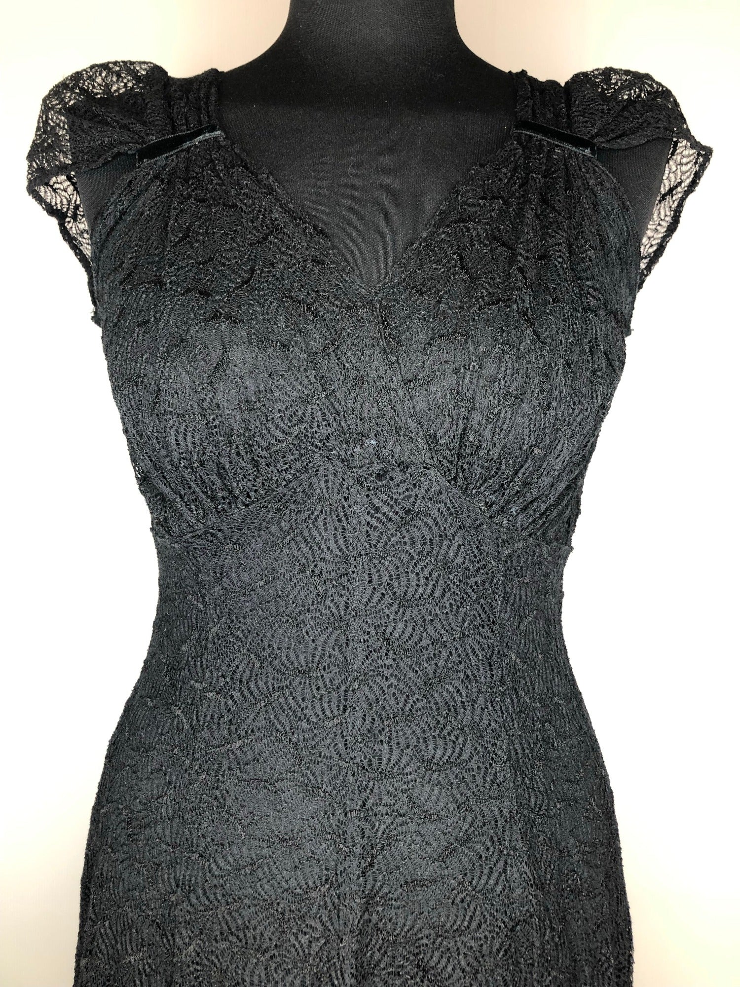 womens  vintage  v-neck dress  V-Neck  Urban Village Vintage  summer dress  summer  midi dress  midi  lace dress  lace  dress  black  8  70s  1970s