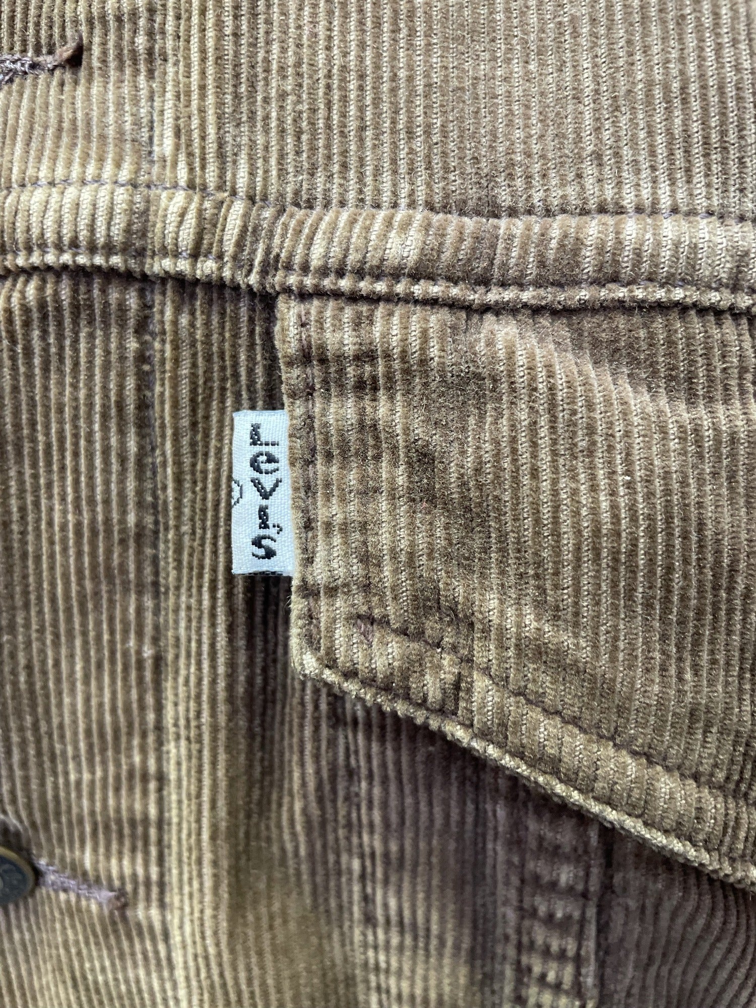 white tag  vintage  Urban Village Vintage  urban village  pockets  mens  long sleeves  long sleeved  long sleeve  levis strauss  levis  levi strauss  levi  Jacket  denim style  Denim jacket  denim  corduroy  cords  corded  cord  collared  collar  chest pockets  button front  button  brown  70s  1970s