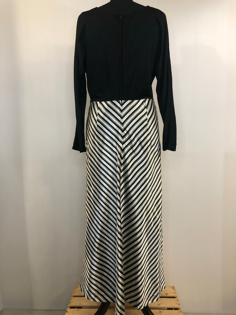 womens  white  vintage  Urban Village Vintage  summer dress  stripes  print  maxi dress  maxi  long sleeve  Horrockses Fashions  dress  chevron stripes  chevron stripe  black  70s  1970s  14