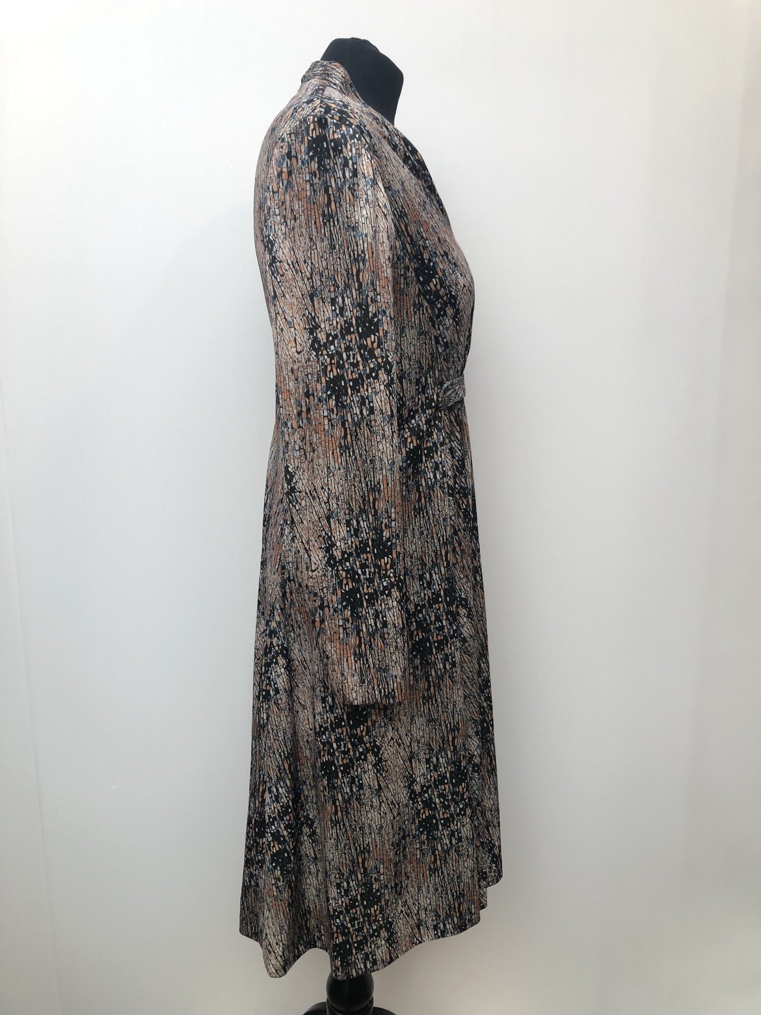 zip  womens  vintage  V-Neck  Urban Village Vintage  urban village  printed dress  multi  long sleeve  lightweight  dress  black  back zip  60s  1960s  10
