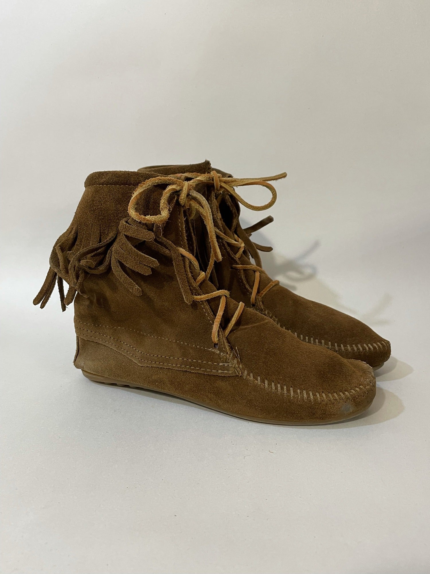Vintage 1970s style Minnetonka Brown Suede Fringed Moccasin Ankle
