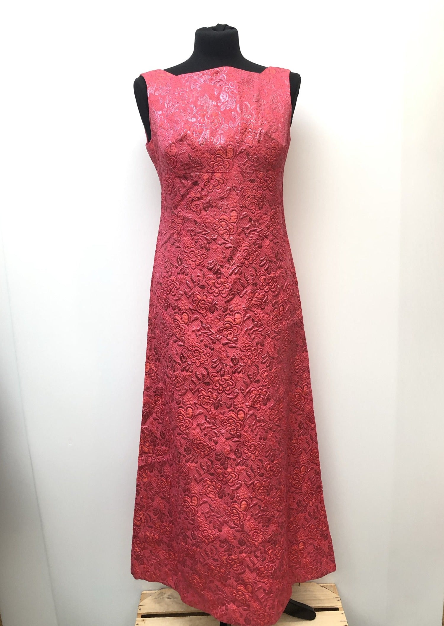 womens  vintage  Urban Village Vintage  train  square neck  sleeveless  pink  metallic  maxi dress  low back design  long dress  embroidery detail  Embroidered  dress  Blanes  60s  1960s  12