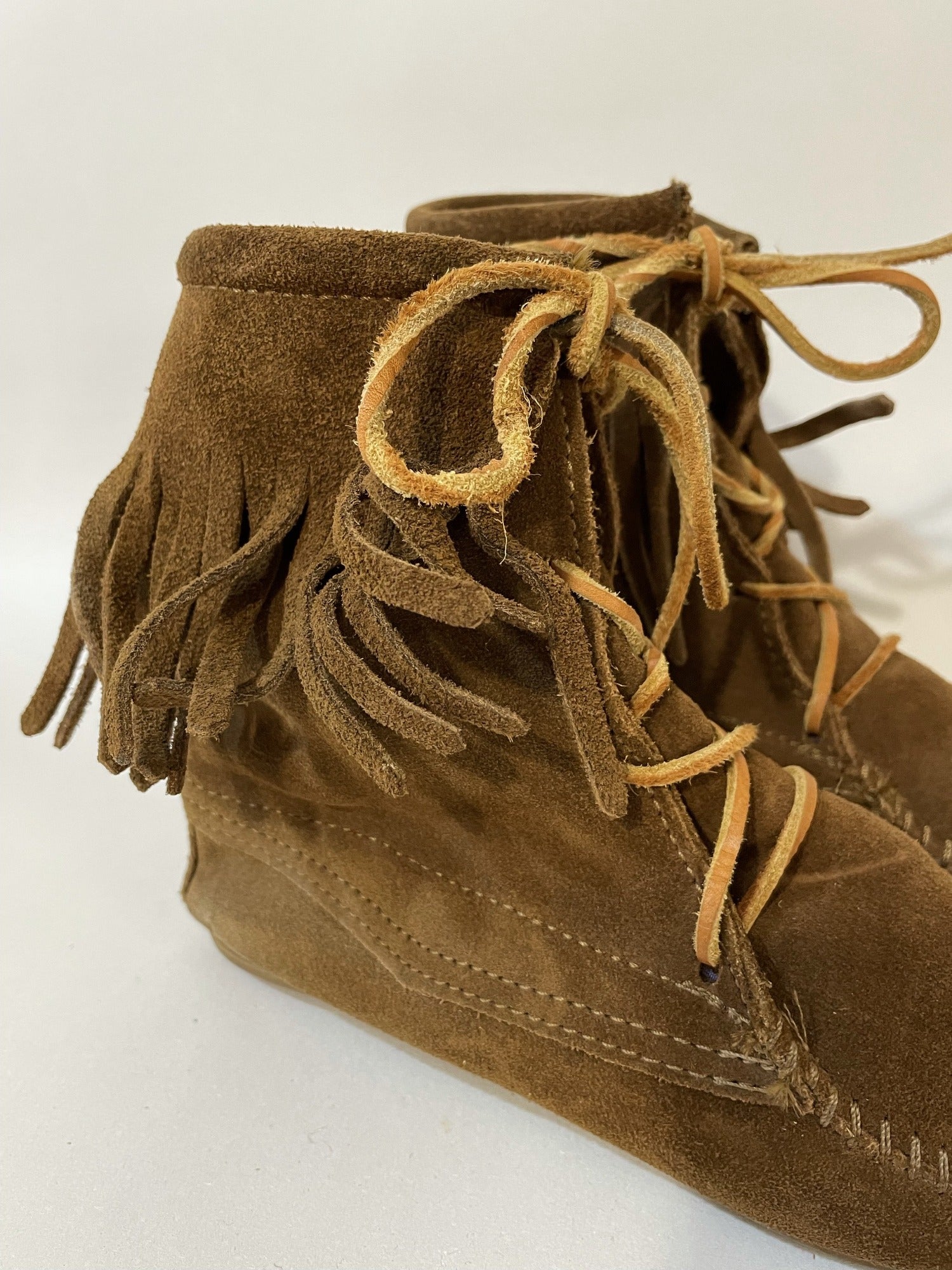 Vintage 1970s style Minnetonka Brown Suede Fringed Moccasin Ankle