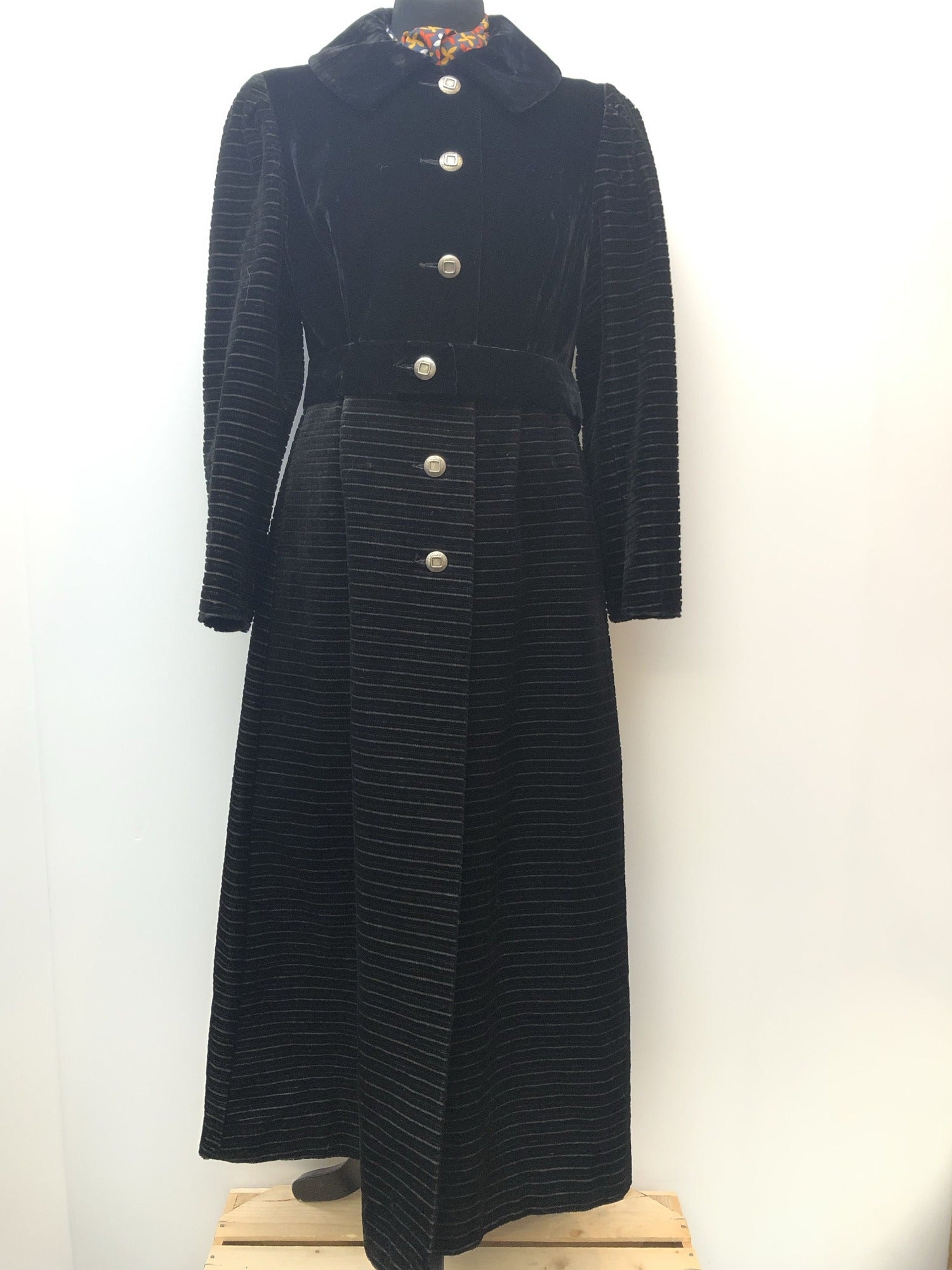 womens  vintage  velvet  Urban Village Vintage  Loewe  Jacket  fur collar  fox fur  coat  black  70s  70  1970s  14
